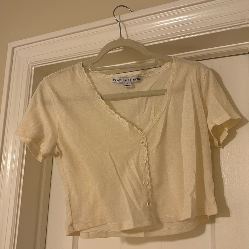 Adorable and cute cropped t-shirt, size small, lace detail